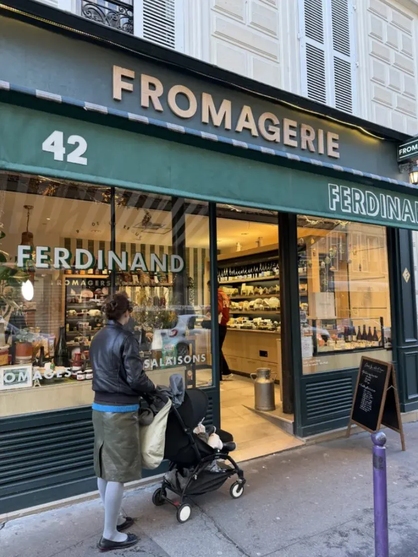 Fromagerie Ferdinand au cœur d'une rue commerçante
